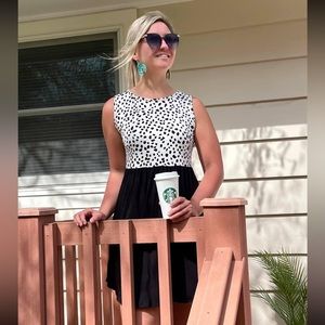 Black and white dress with pockets! Soft and stretch material.